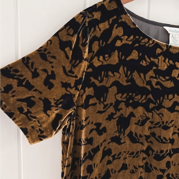 Sundance Roaming Dreams Horses Velvet Graphic Gold Black Women Medium Western - Picture 3 of 9
